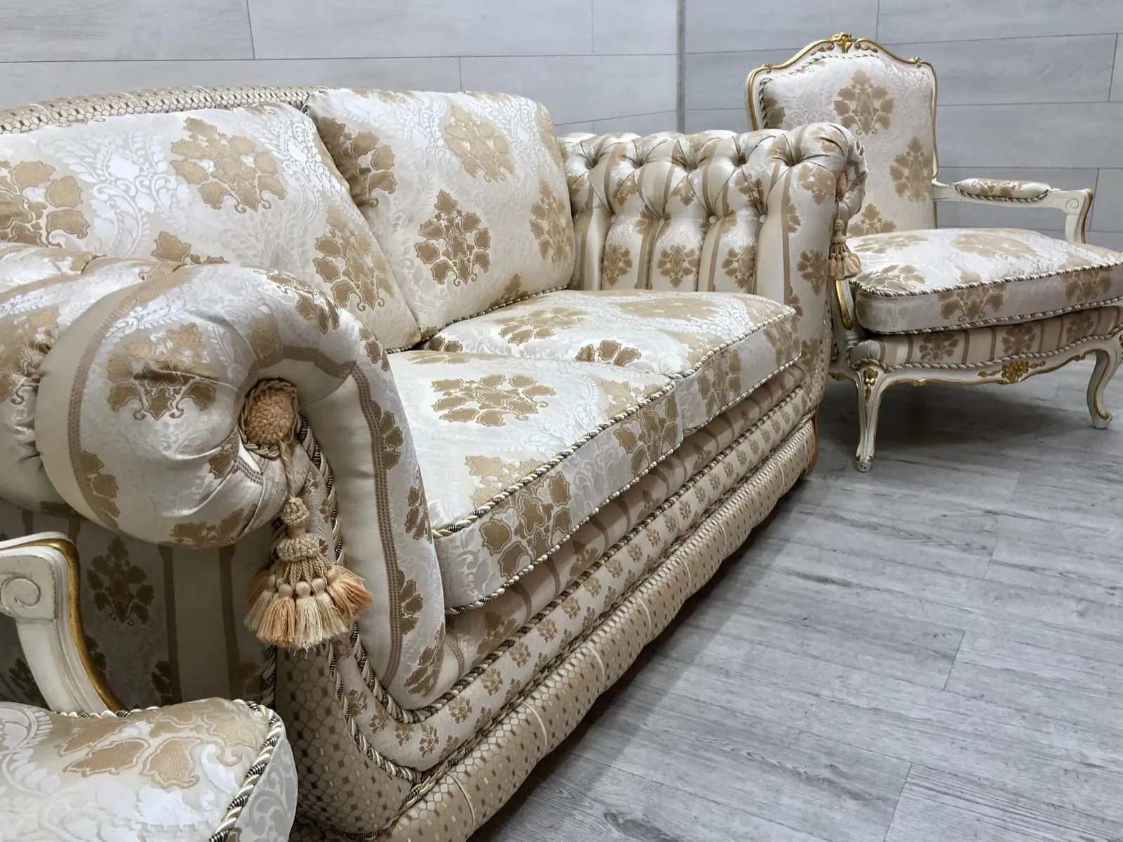 Классический диван с узорной обивкой, шнуром и кистями