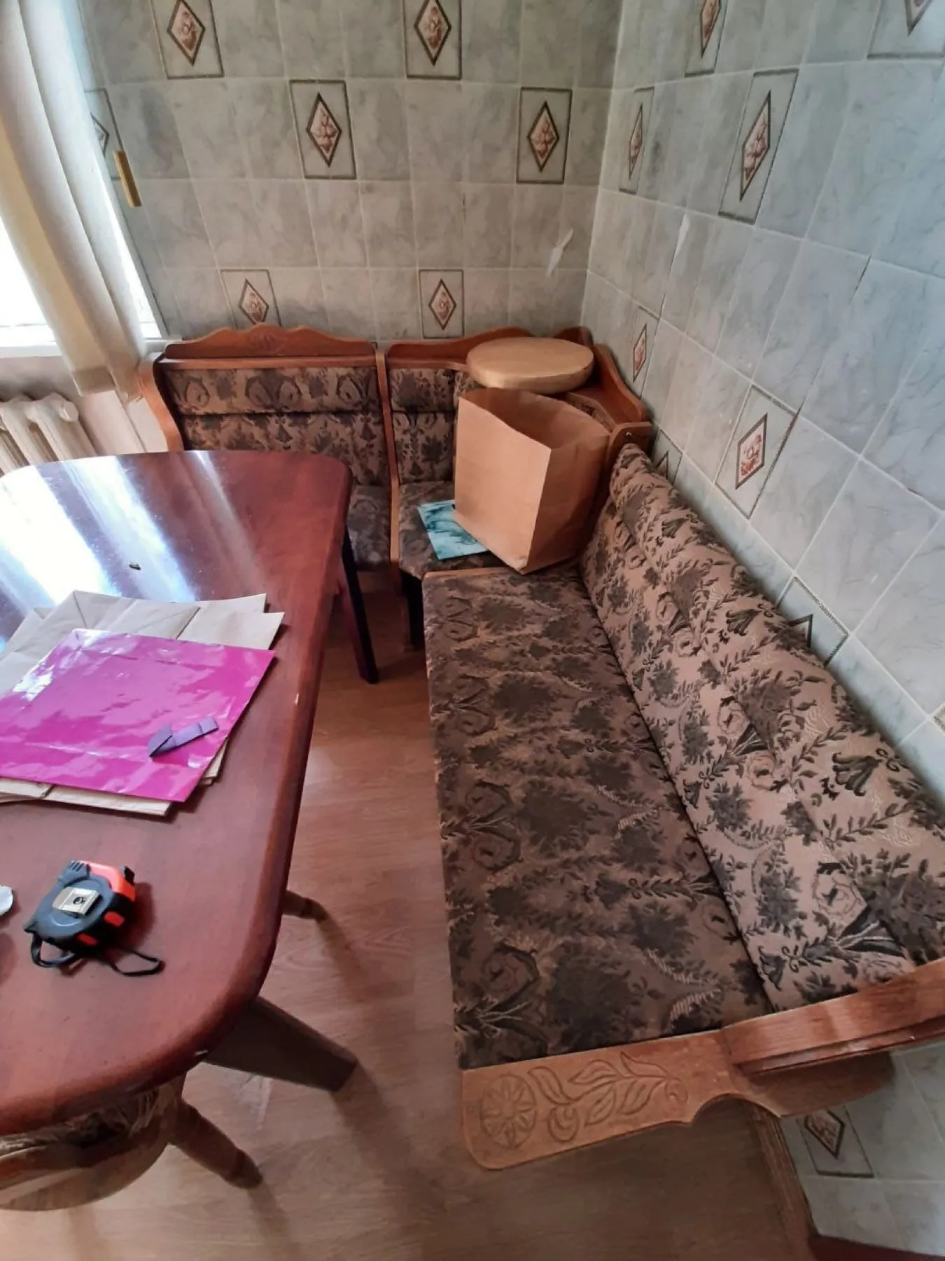Кухонный уголок до работ, с обивкой в цветочный узор